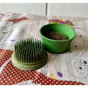 vintage Vogue green needle flower frog cup with lid